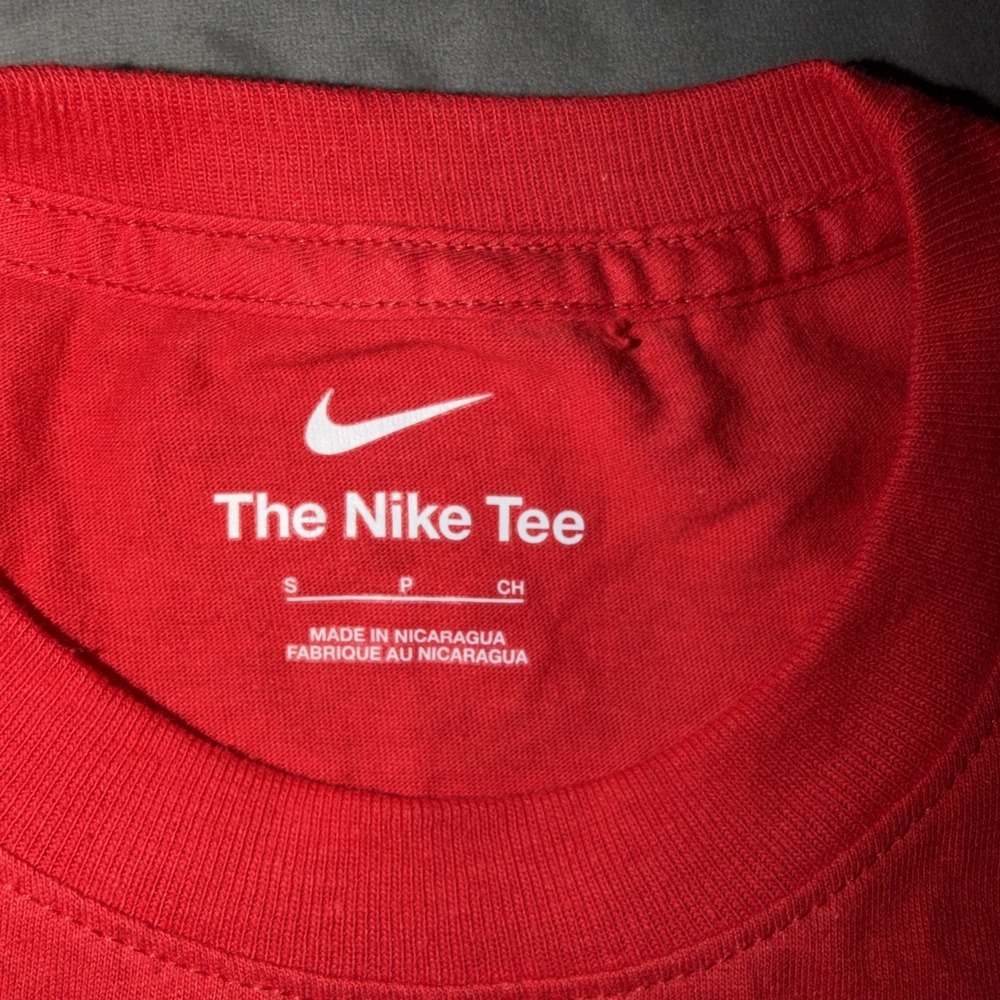 Nike Boys Youth Red Short Sleeve T Dukes Duquesne Sz Small - Picture 3 of 4